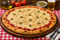 Pizza, 200 grs mozzarella de la hacienda San Rafael Argentina, salsa tomate san marzano artesanal, aceitunas verdes.