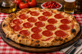 Disfruta nuestra auténtica pizza argentina con abundante mozzarella 100% fundida y pepperoni premium, sobre una masa de fermentación lenta con bordes artesanales y un sabor inspirado en las tradicionales pizzerías de Buenos Aires.